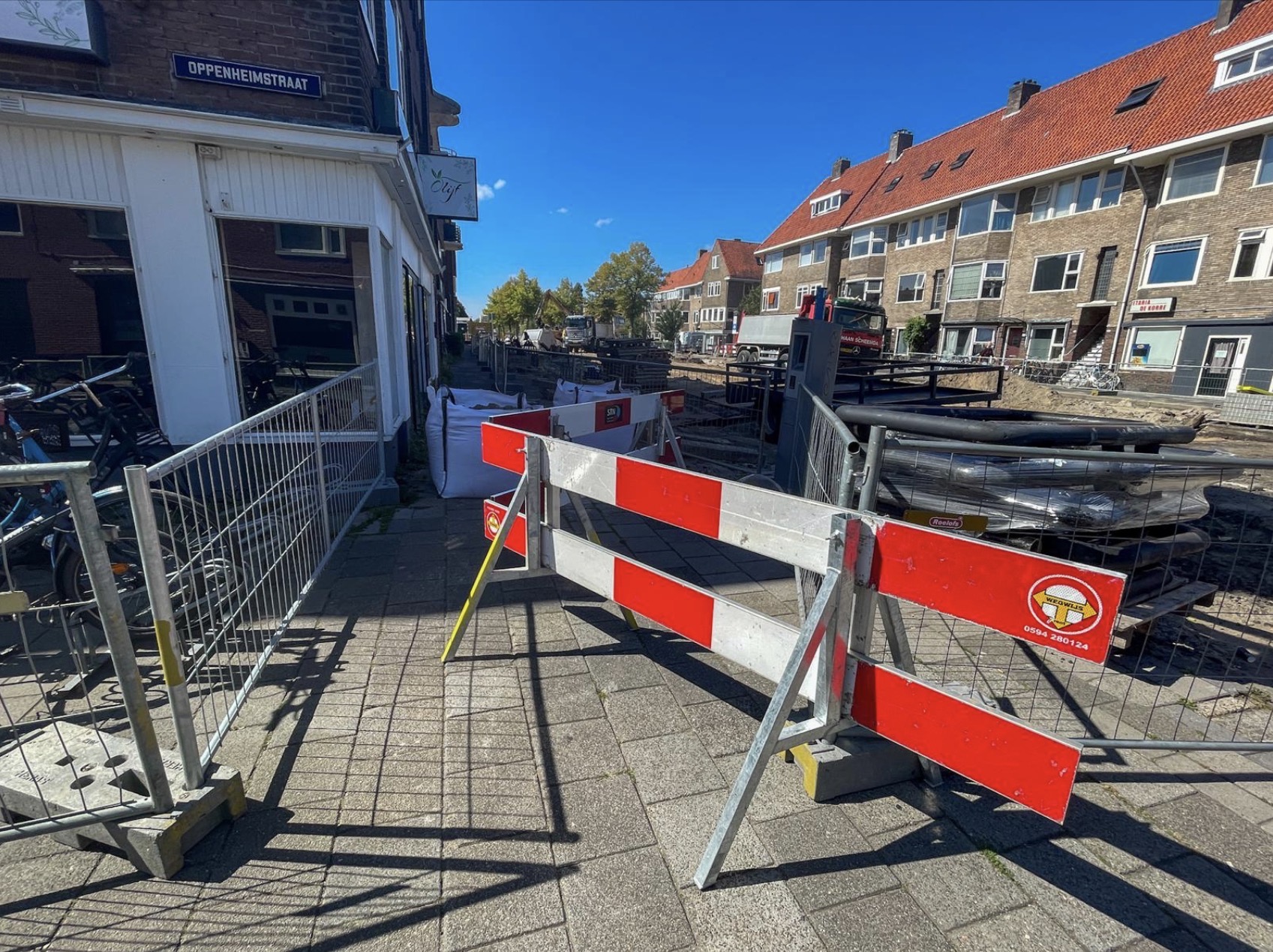 Hekken en bigbags sluiten op 25 augustus het trottoir bij de Oppenheimstraat af