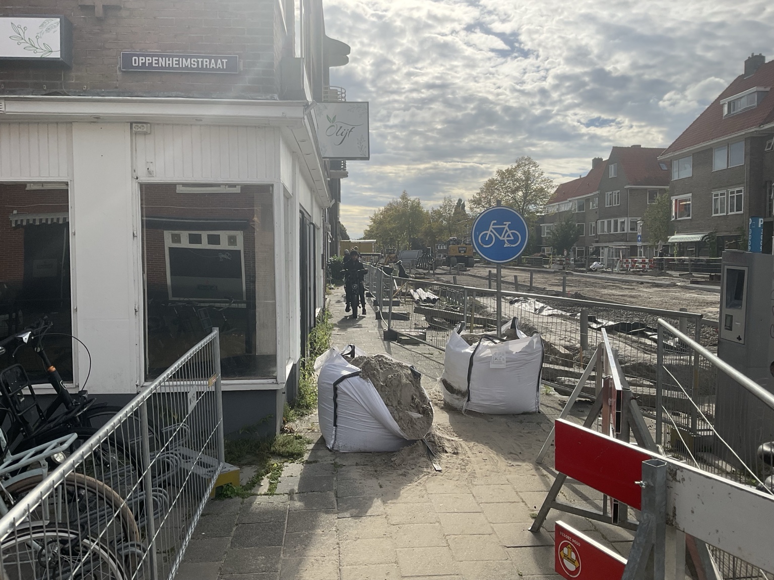 Latere situatie bij de Oppenheimstraat zonder de afsluitende hekken en met beschadigde bigbags