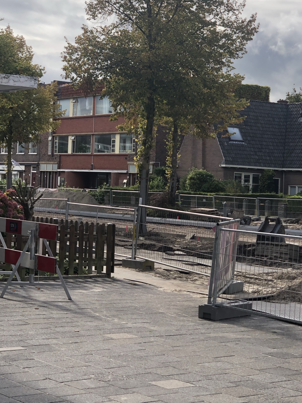 Na werktijd zijn afzettingen verplaatst en is de doorgang bij de Petrus Hendrikszstraat weer open